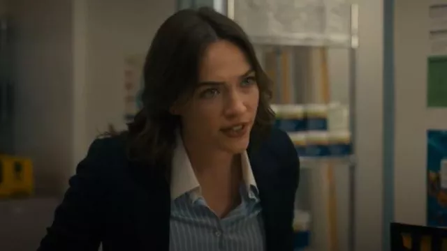 J Crew Camisa de popelina de algodón recortada de corte relajado en rayas fáciles usada por Evan Shepherd (Violett Beane) como se ve en Countdown (S01E13)