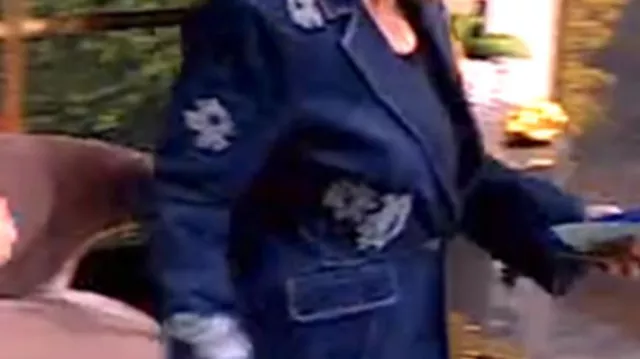 Blazer de mezclilla con apliques florales usado por Self - Co-Host (Joy Behar) como se ve en The View (S28)
