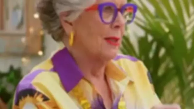 Blusa con estampado amarillo y morado de Prue Leith en The Great British Bake Off