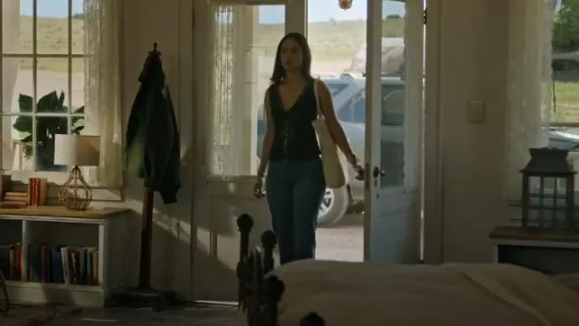Jeans Reformation Abby portés par Ellie Estevez (Marianly Tejada) comme on le voit dans Ransom Canyon (S01E09)