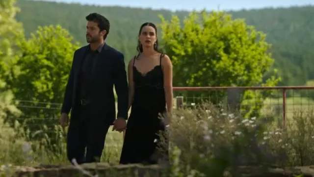 Robe nuisette en velours noir Richelieu de Farm Rio portée par Ellie Estevez (Marianly Tejada) comme on le voit dans Ransom Canyon (S01E10)