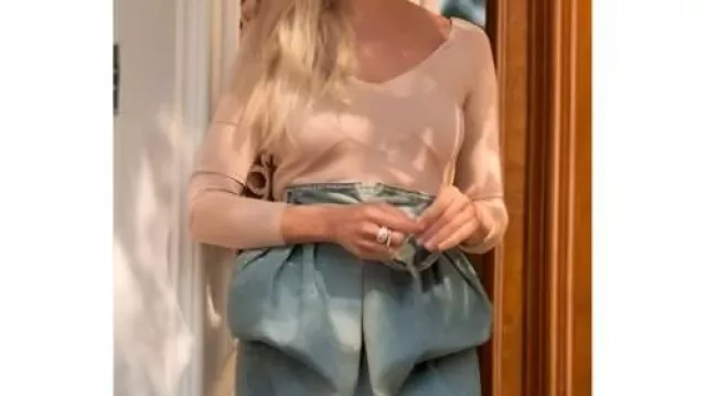 Falda midi de mezclilla usada por Carrie Bradshaw (Sarah Jessica Parker) en la serie de televisión And Just Like That S03