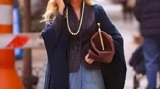 Falda larga de mezclilla usada por Carrie Bradshaw (Sarah Jessica Parker) en la serie de televisión And Just Like That S03