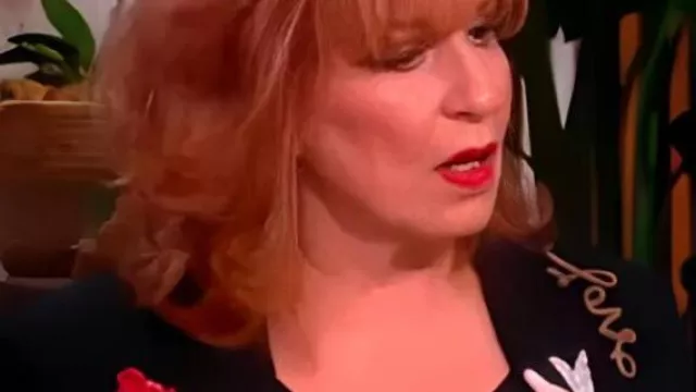 Blazer brodé noir The View qu’elle porte (Joy Behar) comme on le voit dans The View