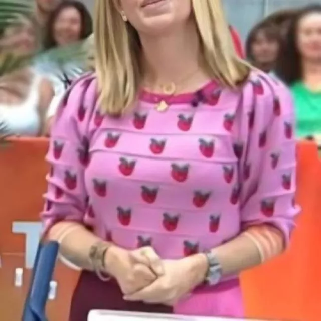 Pull imprimé fraise rose porté par (Jill Martin) dans The Today Show 2025