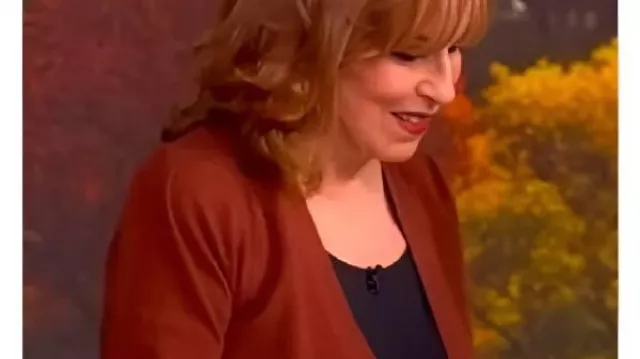 The View 2025 Cardigan marron Joy Behar porté par Joy Behar dans The View