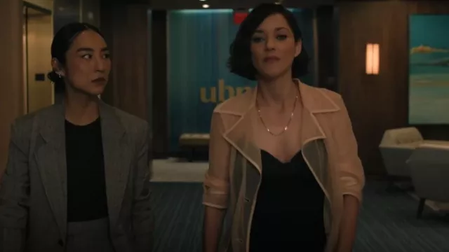 Gabardina Kim Marquisette de Dolce&Gabbana usada por Celine Dumont (Marion Cotillard) como se ve en The Morning Show (S04E01)
