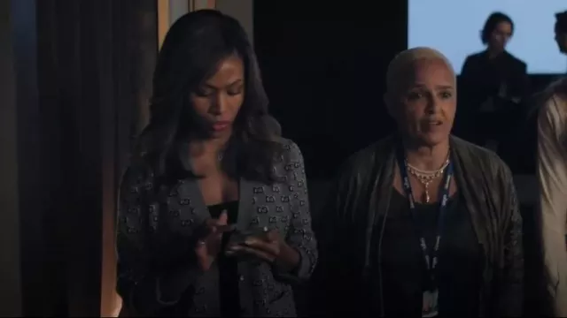 Cardigan de lana jacquard de Gucci con sombra GG en gris usado por Christina 'Chris' Hunter (Nicole Beharie) como se ve en The Morning Show (S04E01)