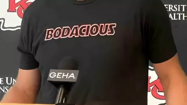 Camiseta negra Bodacious usada por Travis Kelce