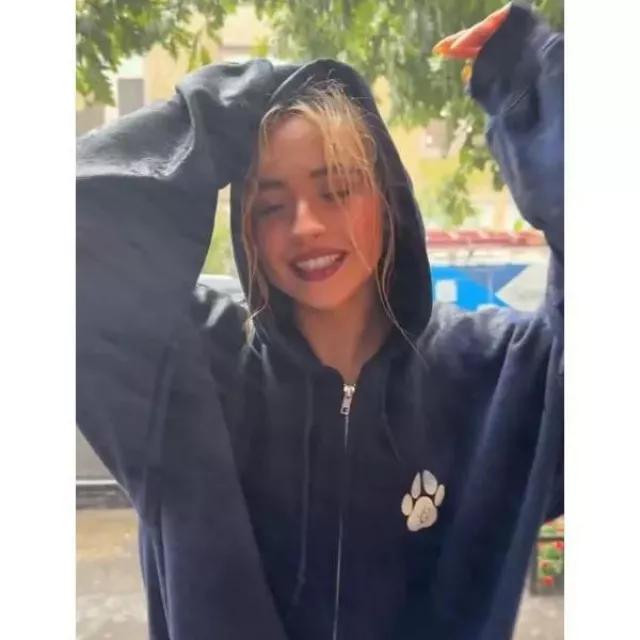 Sabrina Carpenter Je Bois Juste Pour Appeler Quelqu’un Sweat À Capuche (Sabrina Carpenter) en SabrinaCarpenter