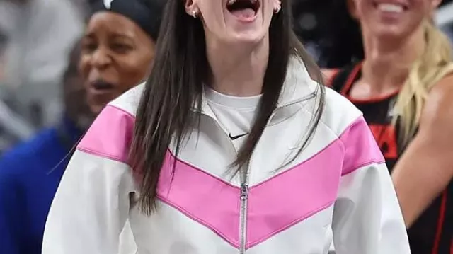 Chaqueta Caitlin Clark Windrunner de Indiana Fever usada por Caitlin Clark en SHOW UP!! Caitlin Clark hace una apasionada demanda a los fanáticos de Indiana Fever antes del juego de playoffs en casa