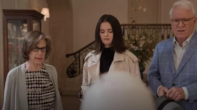 Anne Klein Print Bishop Sleeve Top porté par Mabel Mora (Jackie Hoffman) comme on le voit dans Only Murders in the Building (S05E04)