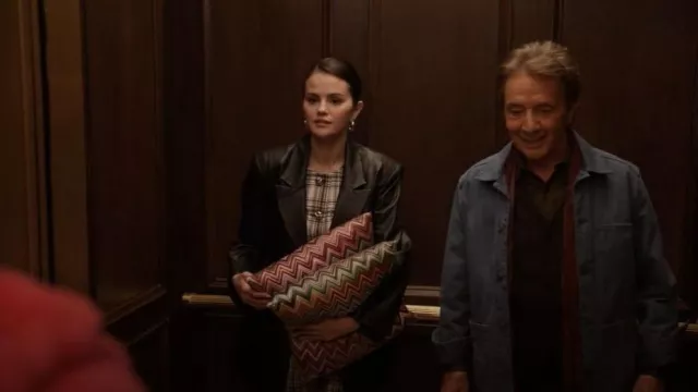 Coussin Missoni Jarris porté par Mabel Mora (Selena Gomez) comme on le voit dans Only Murders in the Building (S05E04)
