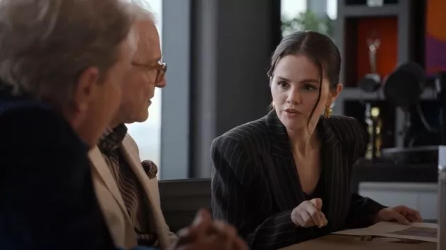 Blazer à fines rayures porté par Mabel Mora (Selena Gomez) comme on le voit dans Only Murders in the Building (S05E04)