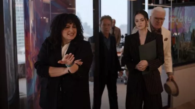 Pantalon large à rayures porté par Mabel Mora (Selena Gomez) comme on le voit dans Only Murders in the Building (S05E04)