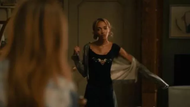 Urban Outfitters Kimchi BLue Angelica Lettuce Edge T-shirt pour bébé porté par Ava (Amirah J) comme on le voit dans High Potential (S02E01)