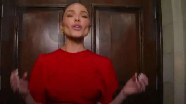 Victoria Beckham Robe midi à manches courtes froncée en crêpe rouge. porté par Olivia Culpo comme on le voit dans Next Gen Chef (S01E01)