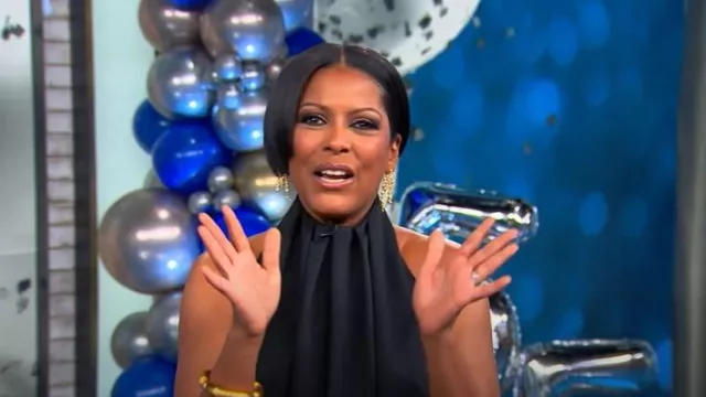 Alexis Bittar Asterales Boucles d’oreilles chandelier en or CZ portées par Tamron Hall comme on le voit dans le spectacle de Tamron Hall le 16 septembre 2025