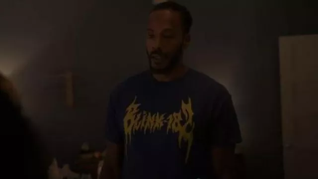 Urban Outfitters Blink 182 Skeleton Logo Graphic Tee porté par Lewis Stewart (McKinley Freeman) comme on le voit dans Reasonable Doubt (S03E02)