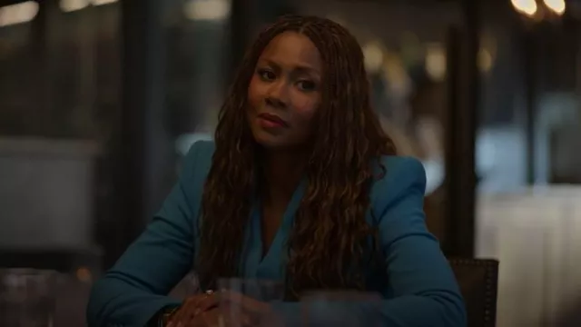 Chaqueta blazer de crepé de lana de doble botonadura Sergio Hudson usada por Jax Stewart (Emayatzy Corinealdi) como se ve en Duda razonable (S03E01)