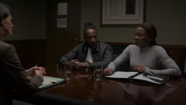 Chaqueta de camisa acolchada con monograma de Palm Angels usada por Lewis Stewart (McKinley Freeman) como se ve en Reasonable Doubt (S03E01)
