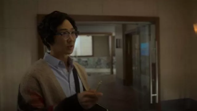 Market Paint Dept Cardigan porté par Daniel Kim (Tim Jo) tel qu’on le voit dans Reasonable Doubt (S03E01)