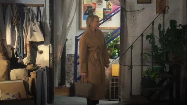 Week-end Max Mara Civada Manteau portefeuille en laine stretch porté par Laura (Robin Wright) comme on le voit dans The Girlfriend (S01E03)