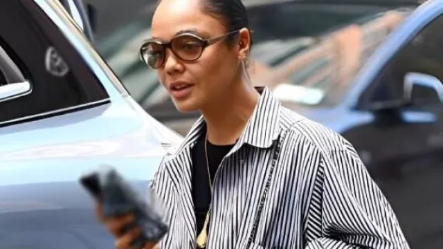 Camisa a rayas de Nueva York usada por Tessa Thompson en Tessa Thompson honra a Fiona Apple en un elegante look de Chanel en el almuerzo de Nueva York.