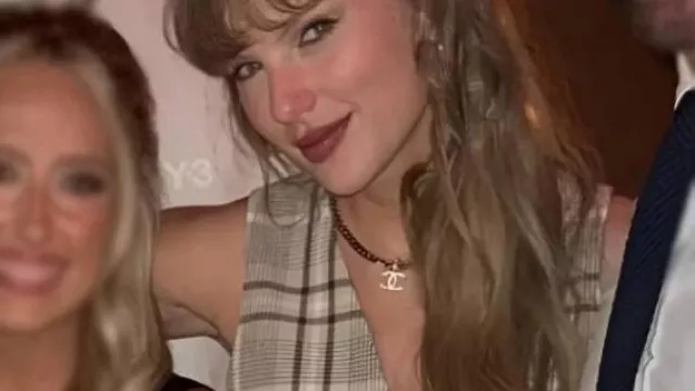 Chaleco a cuadros de cumpleaños de Patrick Mahomes usado por Taylor Swift en Taylor Swift y Travis Kelce celebran el cumpleaños número 30 de Patrick Mahomes después de la derrota de los Chiefs