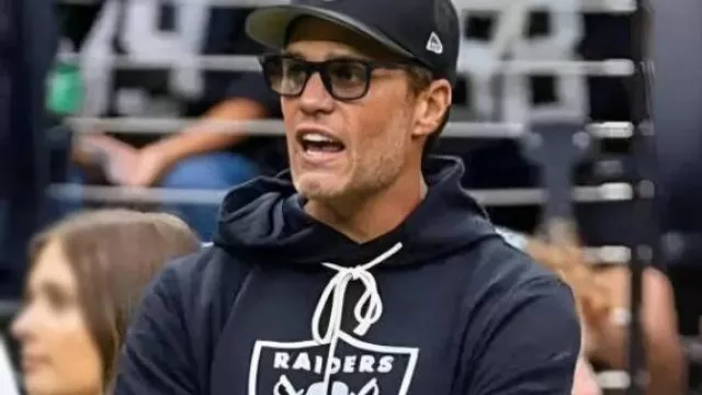 Sudadera con capucha negra del campo de entrenamiento de los Raiders usada por Tom Brady en Tom Brady visita el campamento de los Raiders en su primera aparición como propietario minoritario