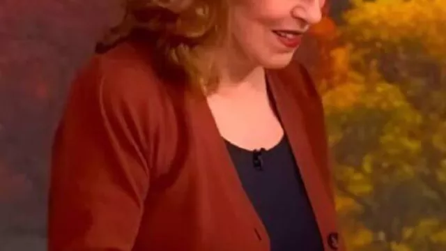 Le cardigan brun The View porté par (Joy Behar) comme on le voit dans The View (S28E68)