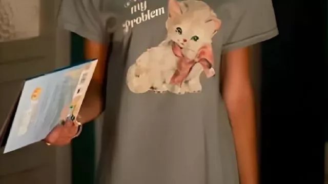 T-shirt pour chat Not My Problem porté par Ava (Amirah J) en High Potential (S02)