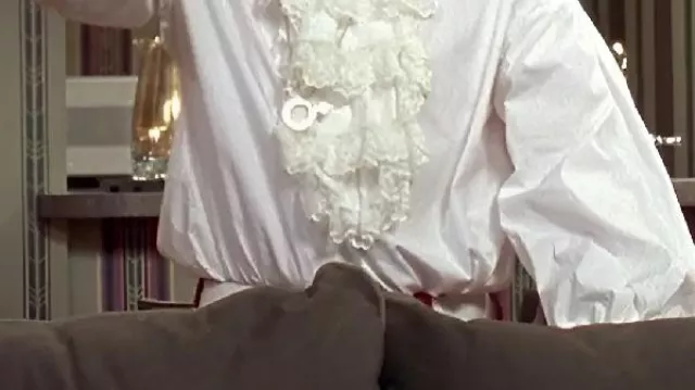 Camisa blanca con volantes usada por Austin Powers en la escena de blackjack de Austin Powers