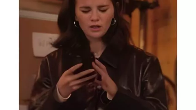 Selena Gomez Blouson en cuir porté par Mabel Mora (Selena Gomez) dans Only Murders in the Building (S05)