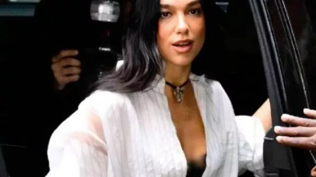 Chemise à rayures blanches de New York portée par Dua Lipa dans Dua Lipa à l’intérieur du Met Gala 2023