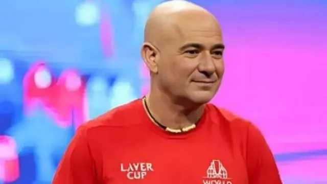 Camiseta roja de la Laver Cup 2025 usada por Andre Agassi en Andre Agassi y Yannick Noah se unen a Served LIVE desde la Laver Cup presentada por ServiceNow