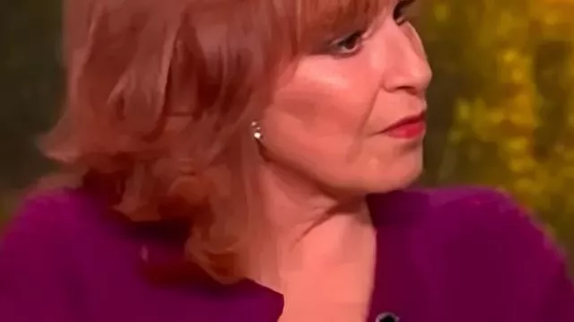 Este cárdigan con bolsillo y cuello redondo usado por Joy Behar en The View