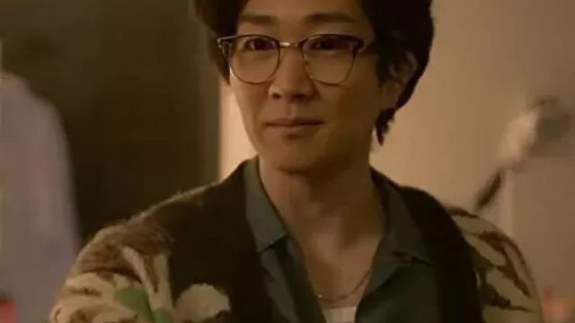 Cárdigan floral Reasonable Doubt usado por Daniel Kim (Tim Jo) como se ve en Reasonable Doubt (S02E03)