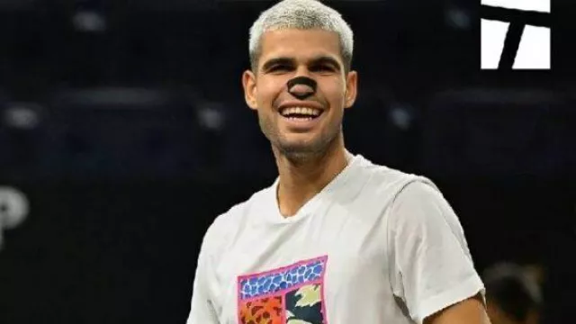 La camiseta blanca del equipo europeo de la Laver Cup que usó Carlos Alcaraz en Alcaraz y Ruud ganan un rally increíble! | Copa Laver 2025