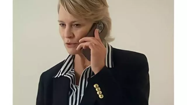 The Girlfriend 2025 Robin Wright Blazer cruzado azul marino usado por Laura (Robin Wright) en The Girlfriend