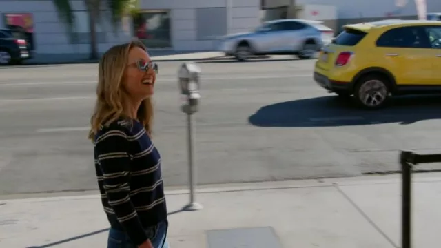 Suéter de cachemira con cuello redondo a rayas azul marino Reformation. usado por Giada De Laurentiis como se ve en Giada in My Kitchen (S01E01)