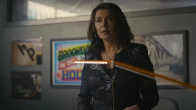 Generation Love Dalma Veste portée par Joanne (Annabella Sciorra) comme on le voit dans Tulsa King (S03E01)
