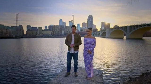 Staud Solana Robe longue froncée florale portée par Vanessa Lachey comme on le voit dans Love Is Blind (S08E08)