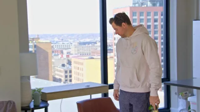 Adidas Original Peace Sign Trefoil Hoddie usado por David Bettenburg como se ve en Love Is Blind (S08E10)