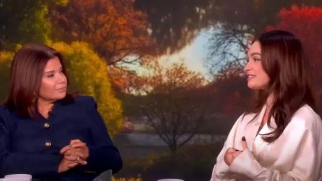 Blusa toteme Off-White Wrap usada por Lily James como se ve en The View el 19 de septiembre de 2025