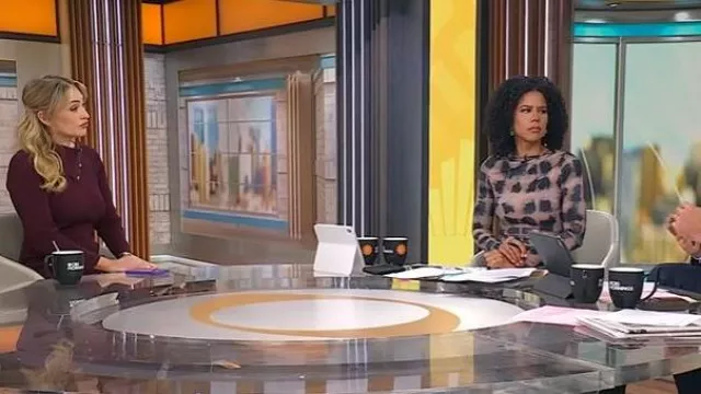 Karen Millen Robe midi en tricot côtelé côtelé à col enveloppe portée par Kelly O’Grady comme on le voit dans CBS Mornings le 23 septembre 2025