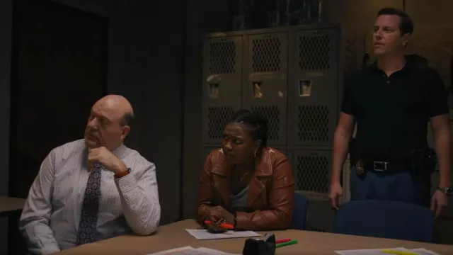 Chaqueta Mauritius Christy Star usada por Samira Parker (Courtney Taylor) como se ve en Ballard (S01E08)