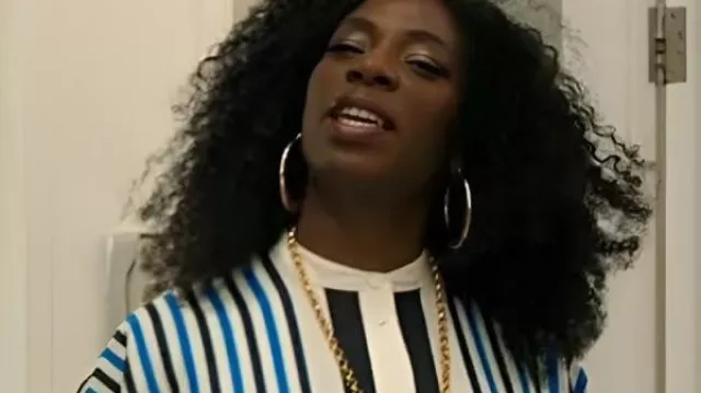Tanya Moodie The Girlfriend S01 Robe rayée portée par Isabella (Tanya Moodie) comme on le voit dans The Girlfriend (S01E01)