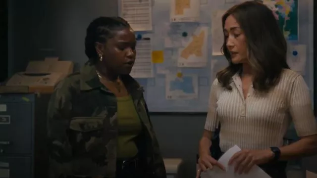 La chaqueta vaquera de camuflaje Kooples usada por Samira Parker (Courtney Taylor) como se ve en Ballard (S01E08)