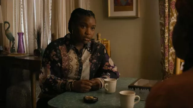 We The Free Flower Patch Top usado por Samira Parker (Courtney Taylor) como se ve en Ballard (S01E08)